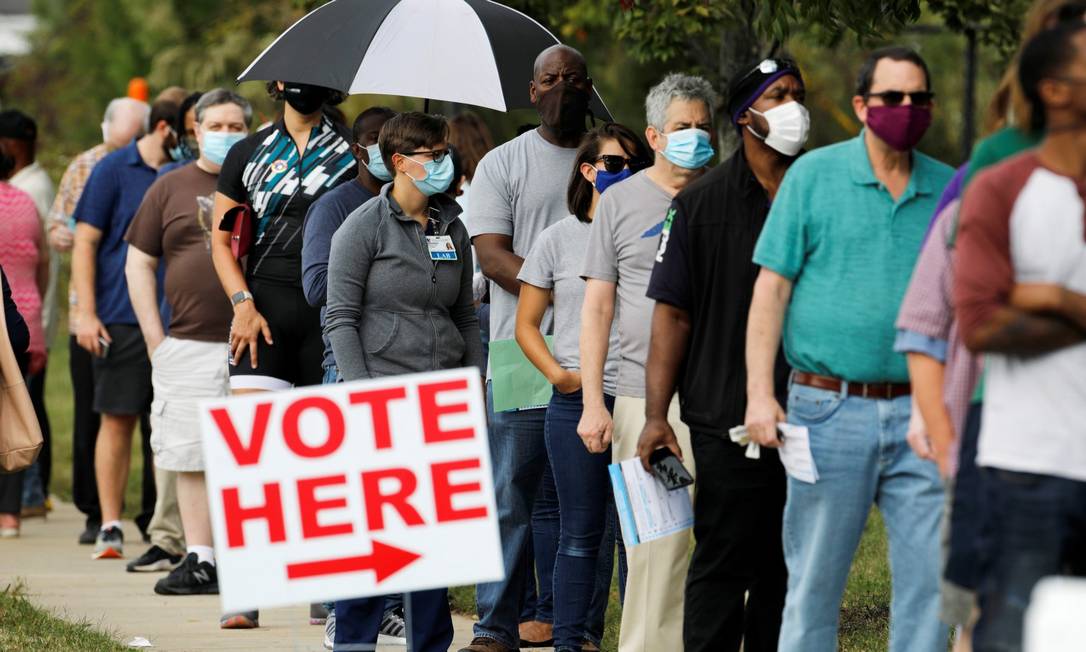 Eleitores fazem fila para votar antecipadamente em Durham, na Carolina do Norte: expectativa se pesquisas vão acertar desta vez Foto: JONATHAN DRAKE / REUTERS