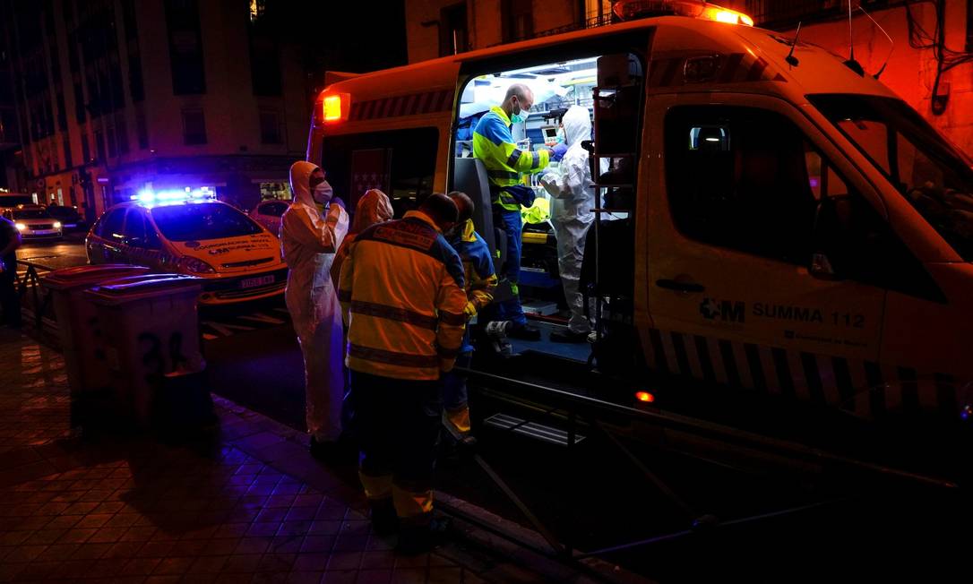 Medicos socorristas de Madri vestem equipamento para atender um paciente em meio à pandemia de Covid-19 Foto: JUAN MEDINA / REUTERS
