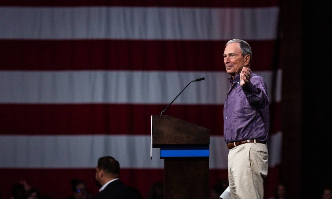 O bilionário Michael Bloomberg fala num evento de controle de armas em Iowa em fevereiro, quando ainda era pré-candidato Foto: CHRISTOPHER LEE / New York Times