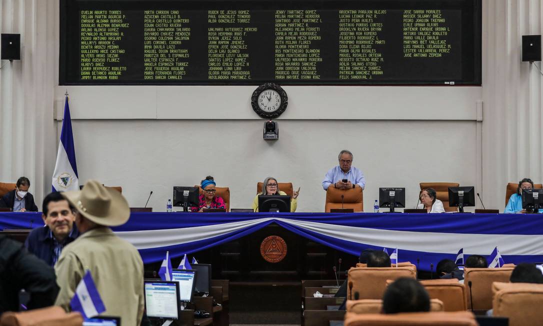Parlamentares nicaraguenos durante a votação da Lei de Cibercrimes, apelidada pela oposição de 'Lei da Mordaça' Foto: STR / AFP
