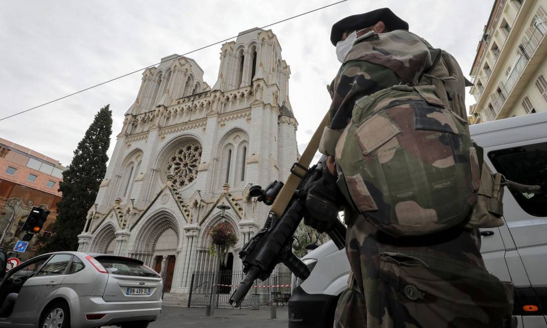 Soldado em frente à basílica de Notre-Dame em Nice nesta quinta-feira, após o atentado Foto: ERIC GAILLARD / REUTERS