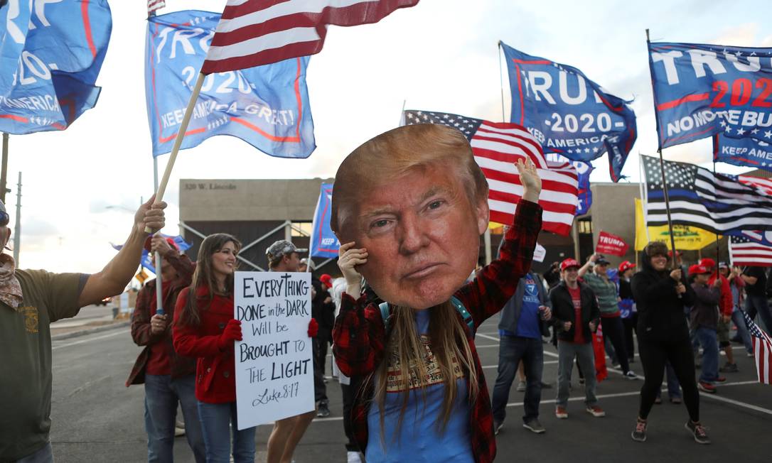 Apoiadores de Trump protestam em frente ao Capitólio do estado do Arizona em Phoenix Foto: JIM URQUHART / REUTERS/08-11-2020