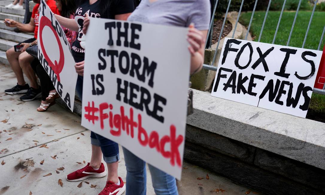 Apoiadores de Donald Trump apoiadores e teóricos da conspiração protestam do lado de fora do Capitólio estadual da Geórgia nesta quarta-feira Foto: ELIJAH NOUVELAGE / REUTERS