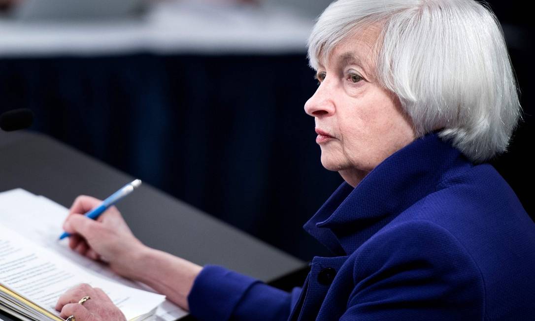 Janet Yellen fala durante reunião do FED em 2017: ex-presidente do Banco Central americano deve ser escolhida para comandar o Tesouro no governo Biden Foto: BRENDAN SMIALOWSKI / AFP 13-12-17