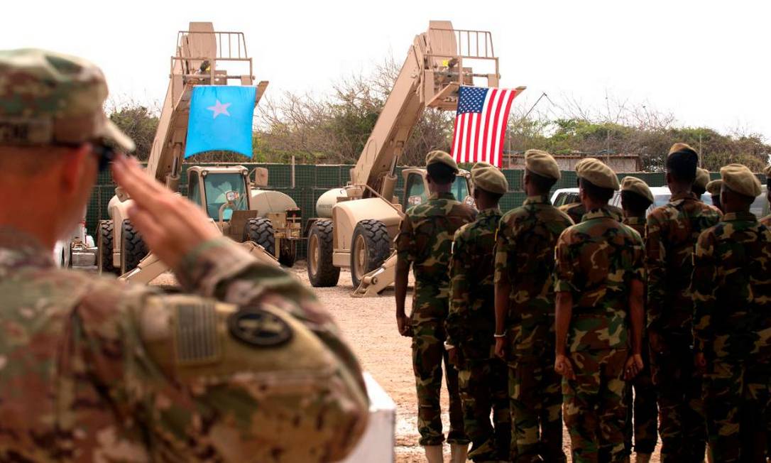 Soldados do exército nacional da Somália estão em formação durante a cerimônia de formatura de um curso de logística, oferecido por militares americanos Foto: Evan Parker / MC2 ( (SW/AW)/Reprodução