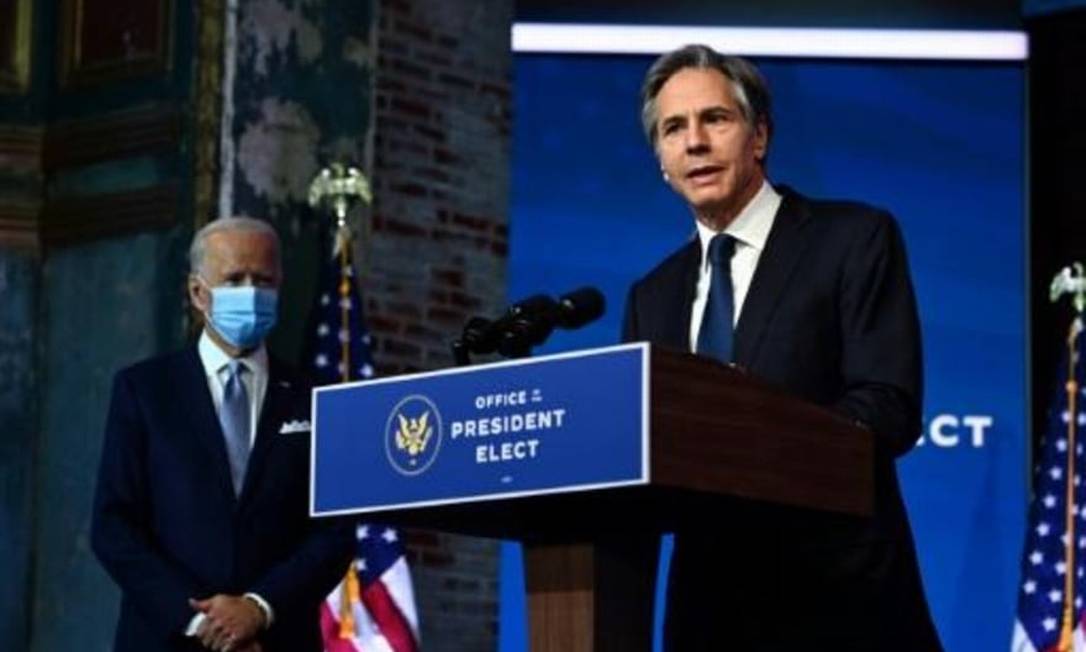 Tony Blinken (dir.), escolhido por Joe Biden como secretário de Estado, é assessor da consultoria estratégica WestExec Foto: AFP