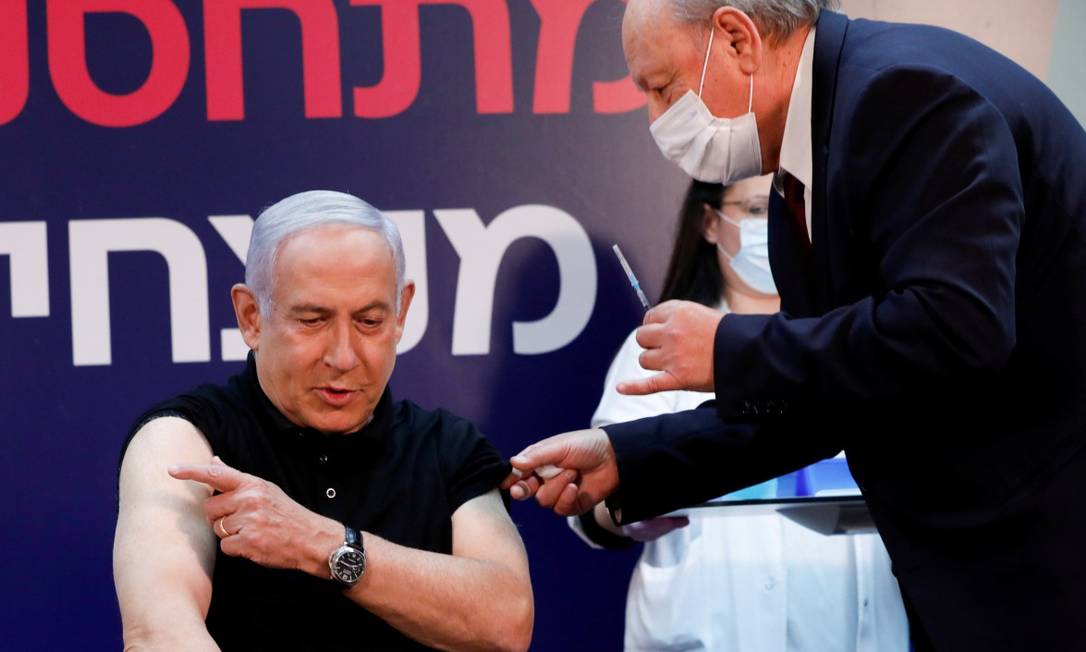 O primeiro-ministro de Israel, Benjamin Netanyahu, se prepara para tomar a vacina contra a Covid-19 Foto: AMIR COHEN / REUTERS