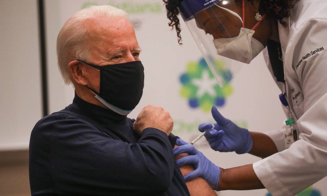O presidente eleito dos EUA, Joe Biden, recebe a primeira dose da vacina contra o coronavírus no ChristianaCare Christiana Hospital, em Newark Foto: LEAH MILLIS / REUTERS
