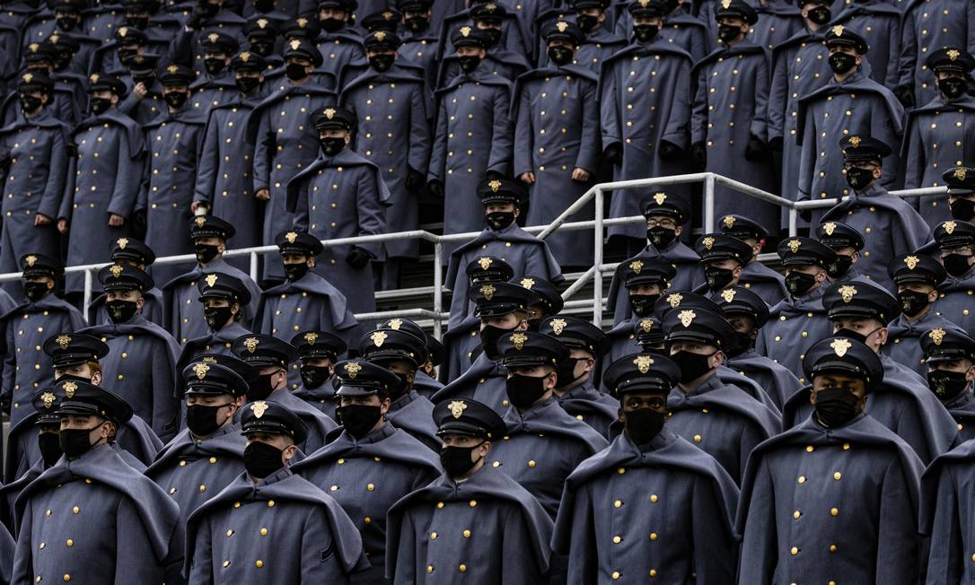 Cadetes do Exército americano durante jogo de futebol americano na Academia Militar de West Point Foto: SAMUEL CORUM / NYT 13-12-20