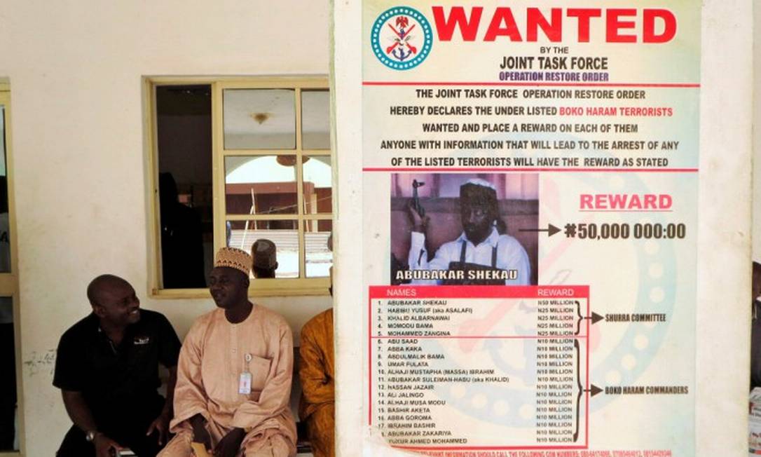 Cartaz indica recompensa por captura do líder do Boko Haram, Abubakar Shekau, em um muro em Maiduguri Foto: Tim Cocks / REUTERS