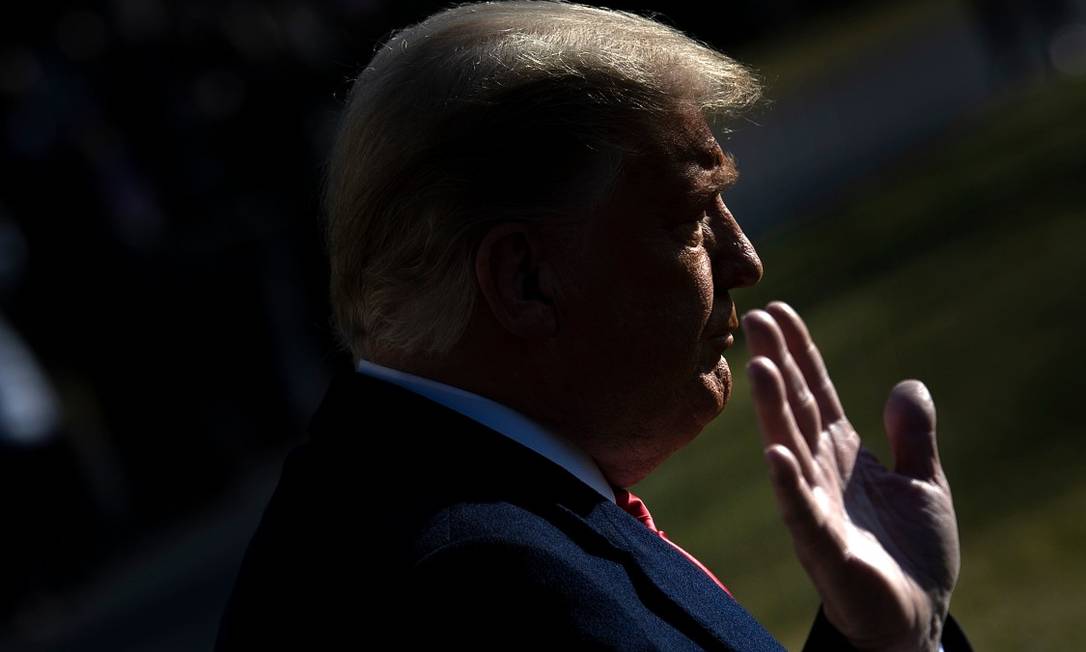 O ex-presidente dos Estados Unidos, Donald Trump, no jardim da Casa Branca no dia 12 de janeiro Foto: BRENDAN SMIALOWSKI / AFP