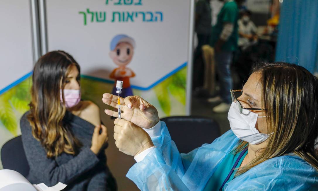 Vacinação em Jerusalém Foto: Ahmad Gharabli / AFP