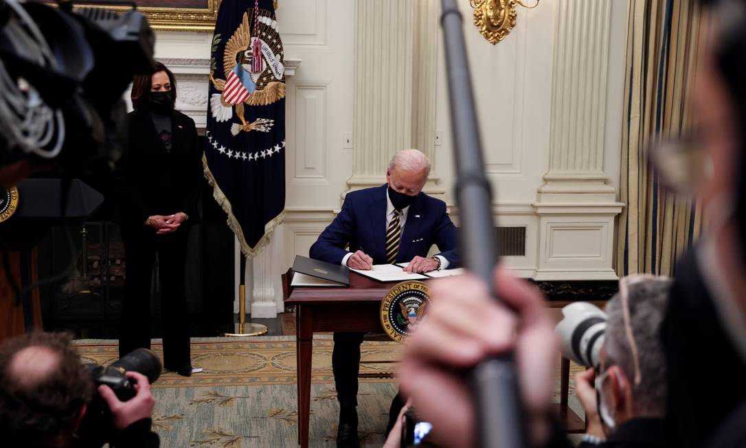 O presidente dos Estados Unidos, Joe Biden, assina ordens executivas em seu terceiro dia de mandato Foto: JONATHAN ERNST / REUTERS