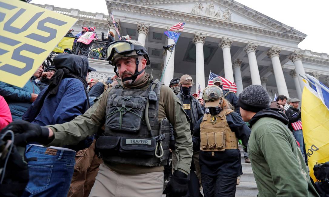 Membros da milíica Oath Keepers durante o dia 6 de janeiro, quando o Capitólio foi invadido Foto: Jim Bourg / REUTERS