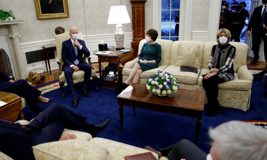 O presidente americano, Joe Biden, recebe um grupo de senadores republicanos no Salão Oval da Casa Branca Foto: TOM BRENNER / REUTERS
