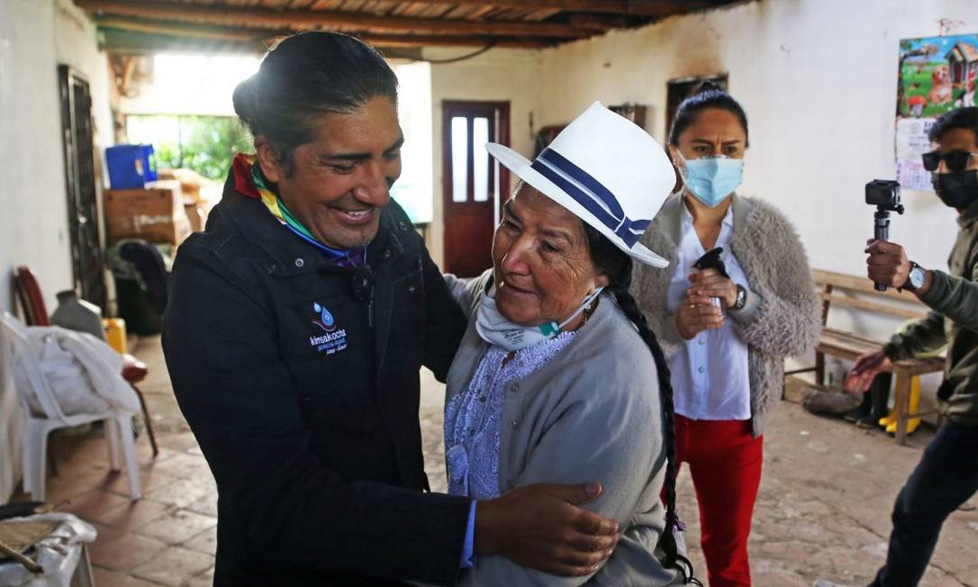O candidato indígena Yaku Pérez abraça a mãe, Ines Guartambel, ao chegar para votar em Cuenca Foto: CRISTINA VEGA RHOR / AFP