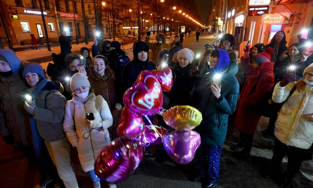 Grupo se reúne para fazer vigília em apoio a Alexei Navalny em São Petesburgo Foto: OLGA MALTSEVA / AFP
