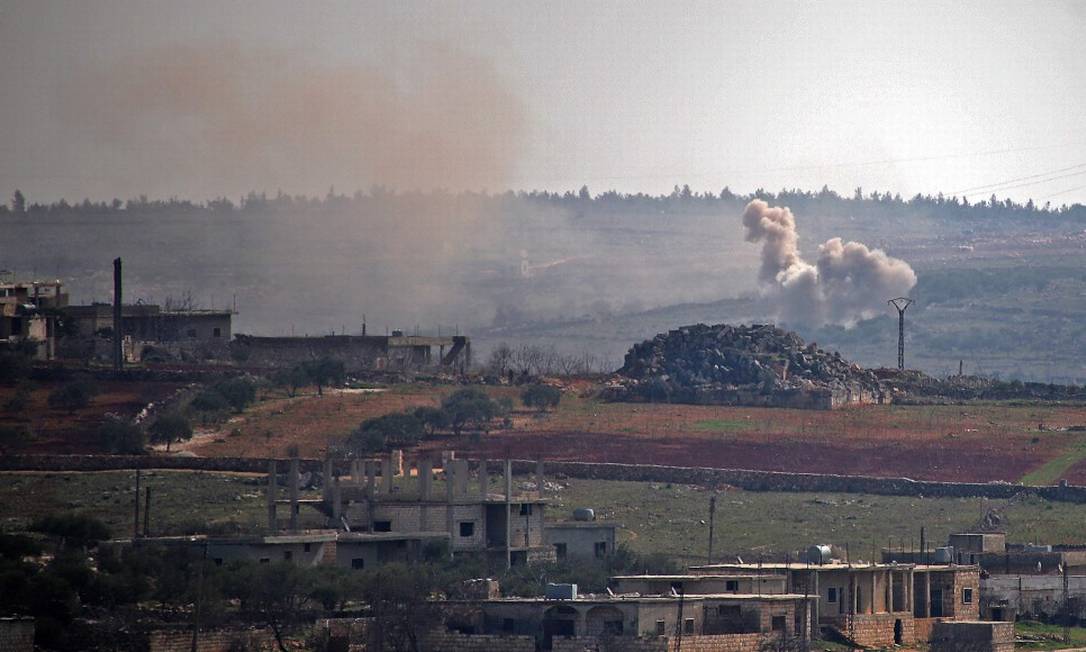 Ondas de fumaça após bombardeios por forças do governo sírio na cidade de Barah, no Noroeste da Síria Foto: ABDULAZIZ KETAZ / AFP