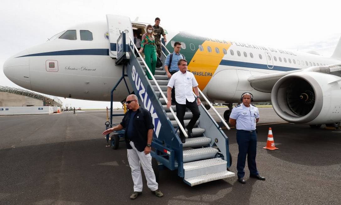O presidente Jair Bolsonaro desembarca no Aeroporto de Uberlândia nesta quinta-feira Foto: Alan Santos / Agência O Globo