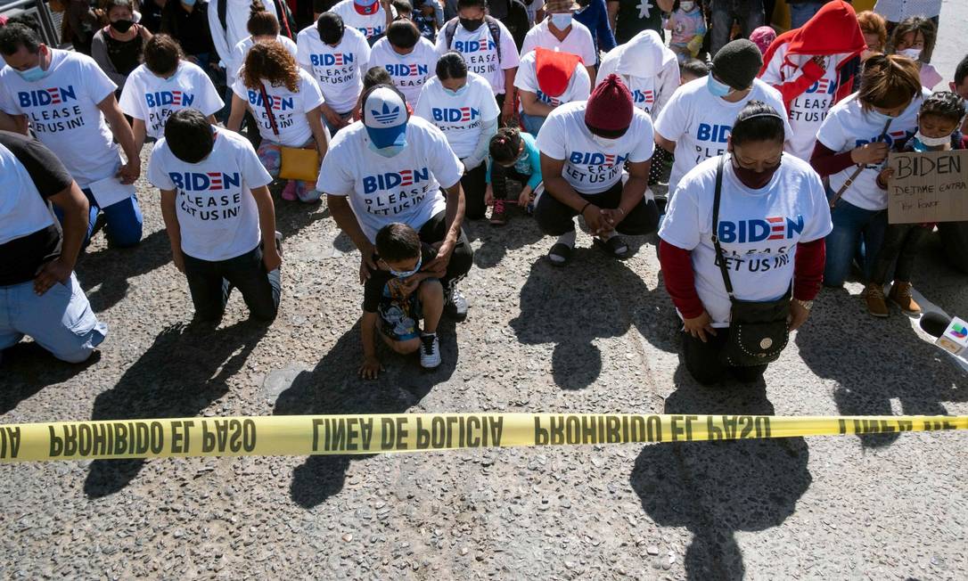 Emigrantes fazem protesto exigindo acolhimento do governo de Joe Biden em San Ysidro, em Tijuana Foto: GUILLERMO ARIAS / AFP 2-3-21