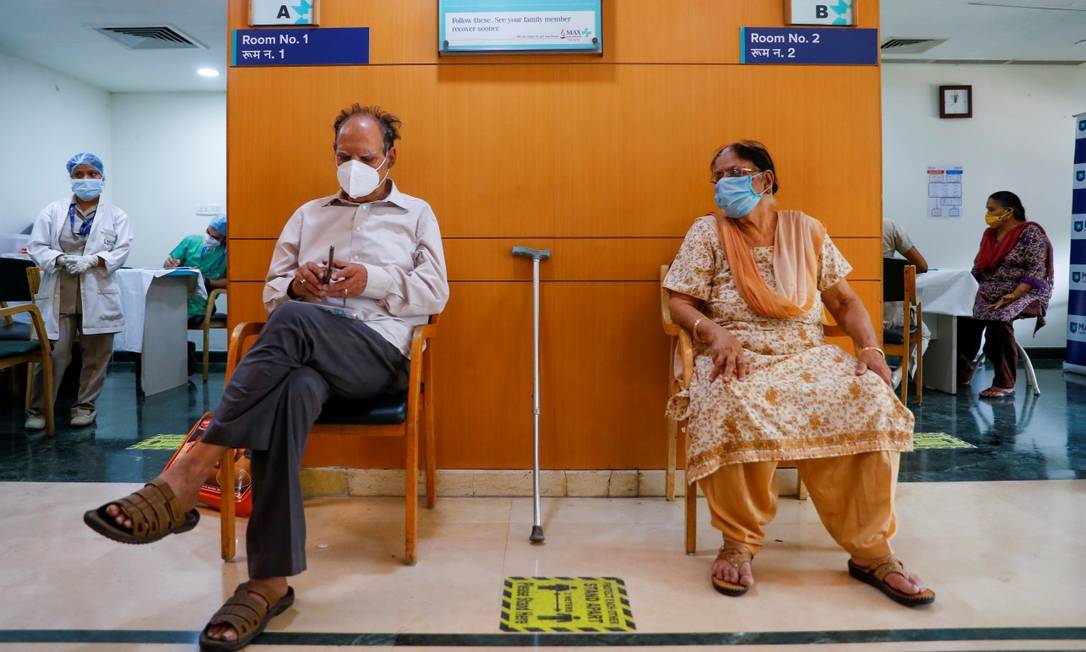 Um casal de idosos aguarda para ser vacinado no Hospital Max Super em Nova Délhi; o governo indiano sofre pressão pelo fato de exportações de doses superarem fornecimento doméstico Foto: ADNAN ABIDI / REUTERS