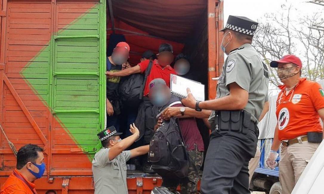 Imigrantes da América Central são retiradas de caminhão perto da fronteira do México com a Guatemala Foto: Reprodução