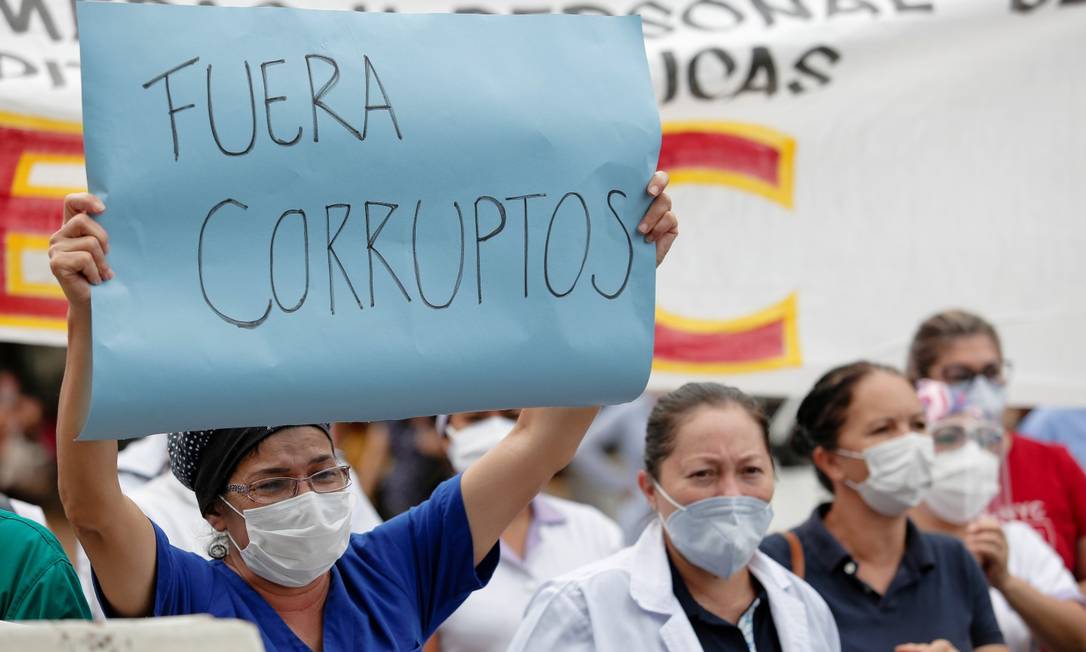 Trabalhadores de saúde protestam em San Lorenzo, no Paraguai, contra o colapso do sistema de saúde após aumento de casos; país pediu ao ajuda ao Brasil, que não tem como atender Foto: CESAR OLMEDO / REUTERS 4-3-21