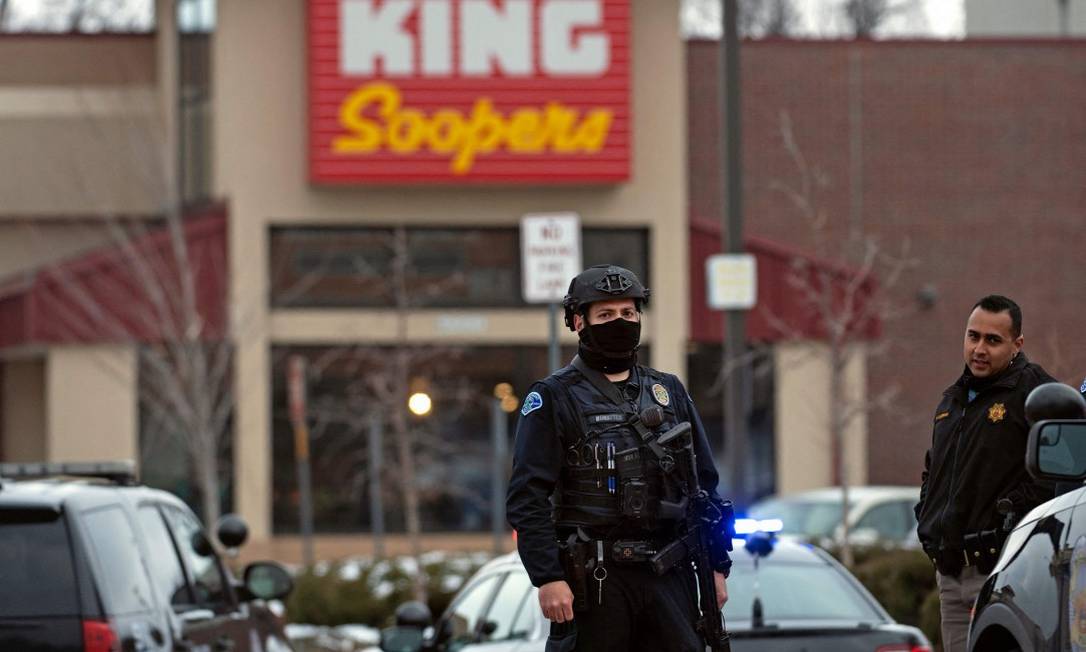 Policiais em frente ao supermercado King Soopers em Boulder, no Colorado Foto: JASON CONNOLLY / AFP