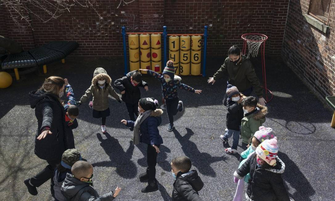 Crianças brincam no Brooklyn: Benefícios para a infância do pacote de Biden podem reduzir pobreza infantil pela metade, vindo a se tornar definitivos Foto: KIRSTEN LUCE / NYT