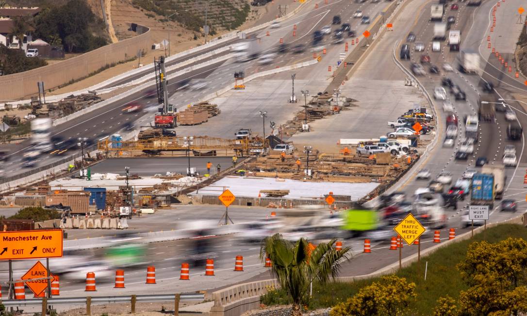 Trabalhadores em canteiro de obras para expandir rodovia em Encinitas, na Califórnia Foto: MIKE BLAKE / REUTERS