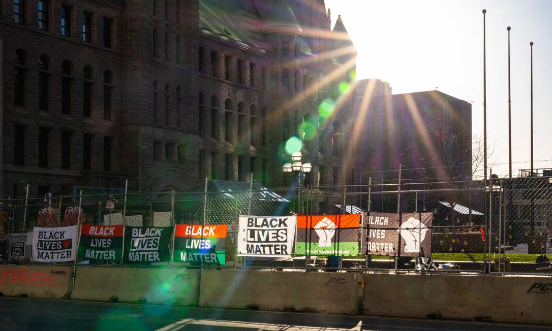 Bandeiras do Black Lives Matter do lado de fora do Minneappolis City Hall Foto: Aaron Nesheim/The New York Times