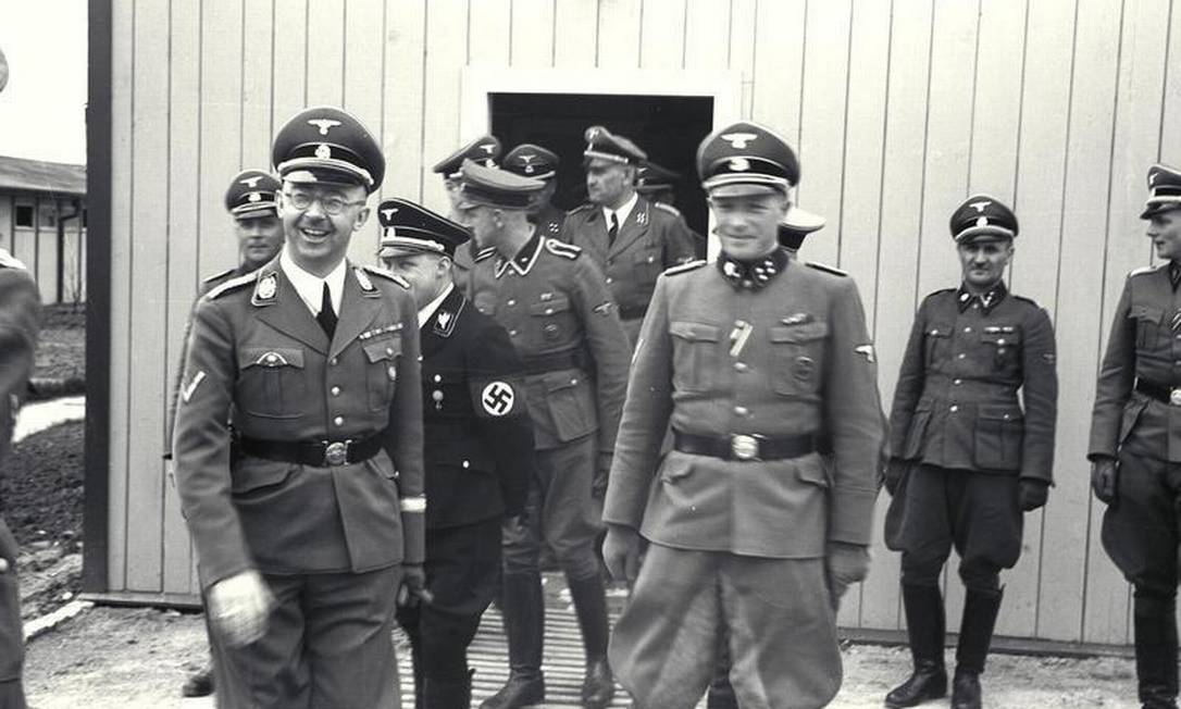 Franz Josef Huber (à direita, na primeira fila) com Heinrich Himmler (à esquerda) e outros oficiais nazistas Foto: . / Bundesarchiv