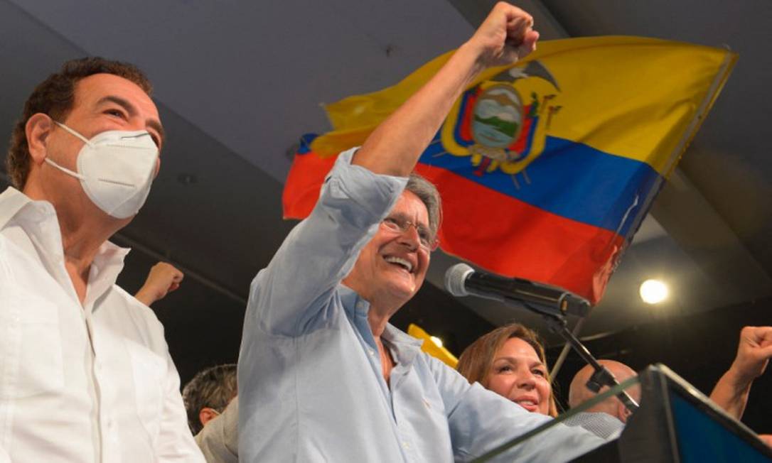 O presidente eleito do Equador Guillermo Lasso celebra sua vitória em Guayaquil Foto: FERNANDO MENDEZ / AFP