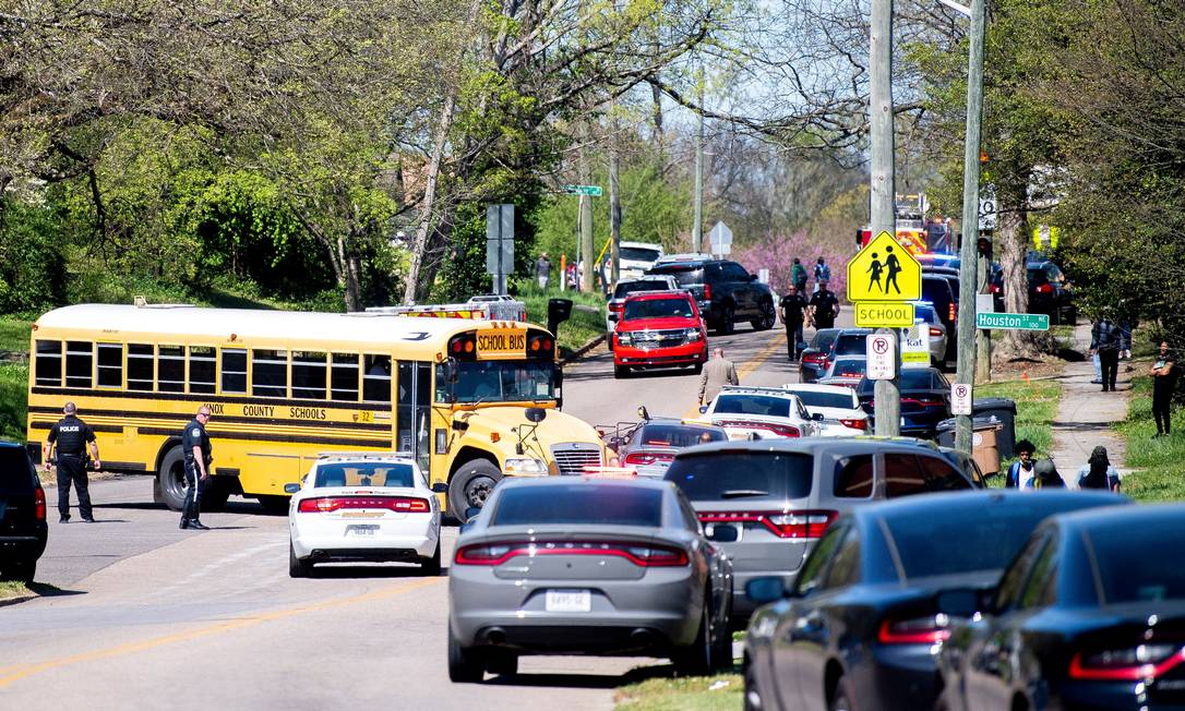 Policiais fazem cerco na escola Austin-East Magnet em Knoxville, Tennessee, onde atirador fez "múltiplas vítimas" Foto: Brianna Paciorka/News Sentinel / via REUTERS