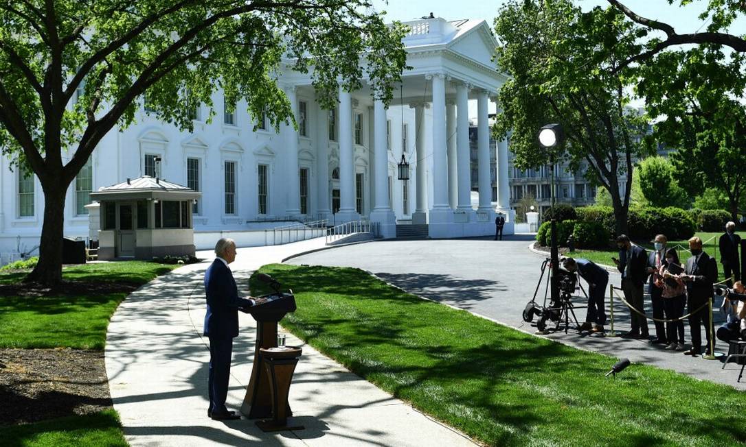O presidente dos Estadso Unidos, Joe Biden, fala com repóorteres do lado de fora da Casa Branca nesta terça-feira Foto: BRENDAN SMIALOWSKI / AFP