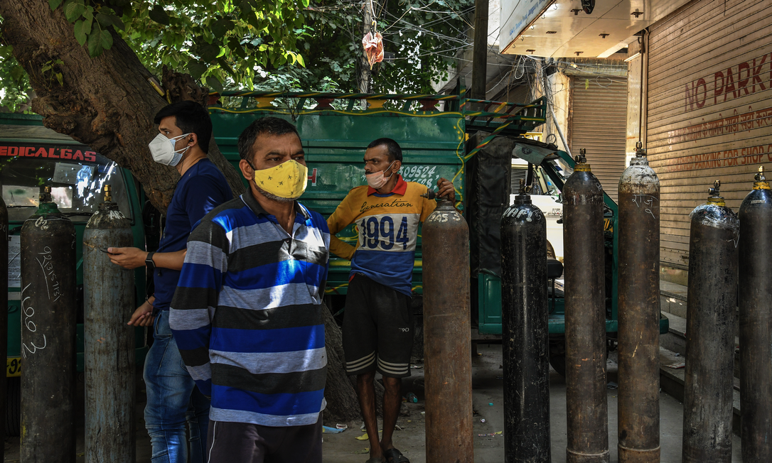 Indianos chegam a pagar dez vezes mais por um cilindro de oxigênio Foto: Atul Loke / New York Times