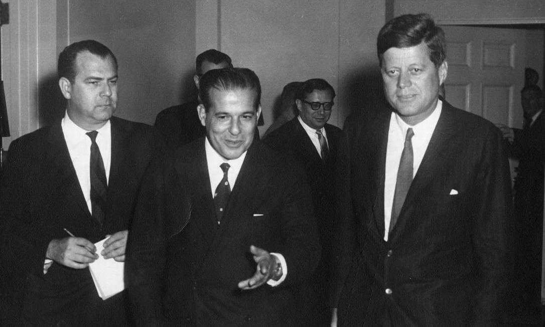 O então presidente João Goulart (centro) ao lado do então presidente americano John F. Kennedy em visita à Casa Branca em 3 abril de 1962; à esquerda, o então embaixador em Washington Roberto Campos Foto: JFK Library/Reprodução