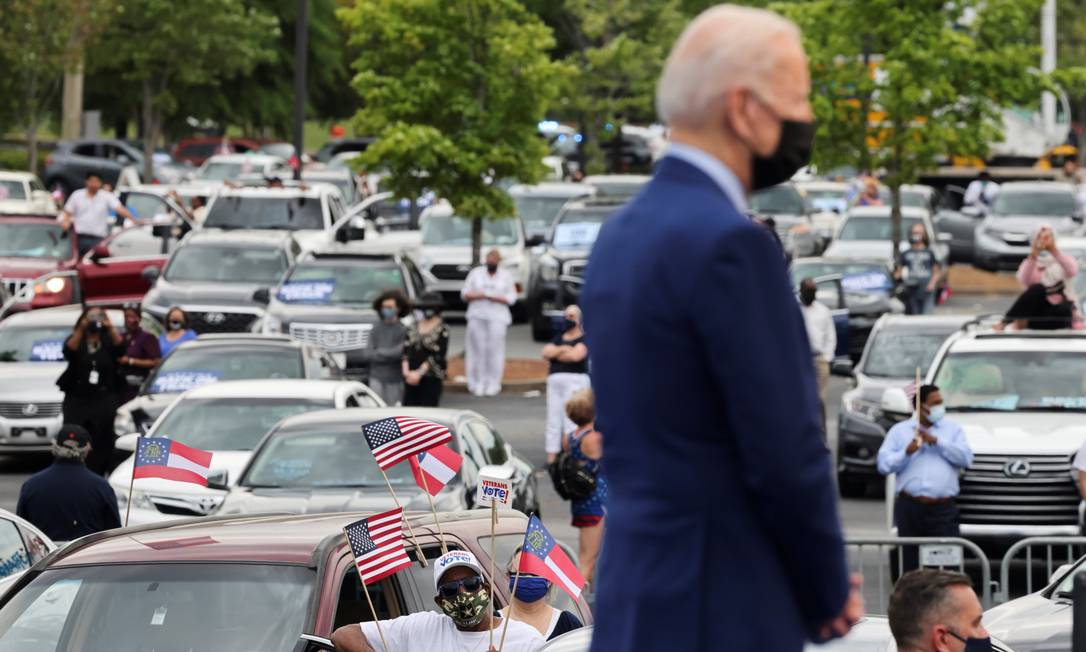 O presidente dos Estados Unidos, Joe Biden, em um comício num drive-in nesta quinta-feira Foto: EVELYN HOCKSTEIN / REUTERS