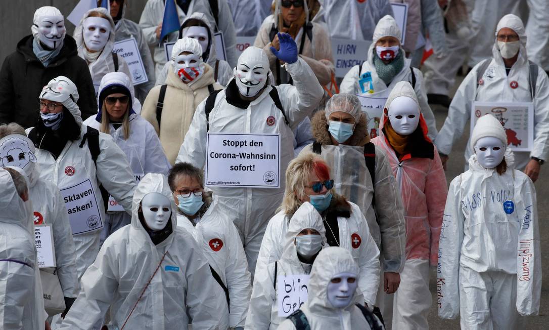 Manifestantes em protesto contra restrições pandêmicas em Liestal, na Suiça. Foto: STEFAN WERMUTH / AFP