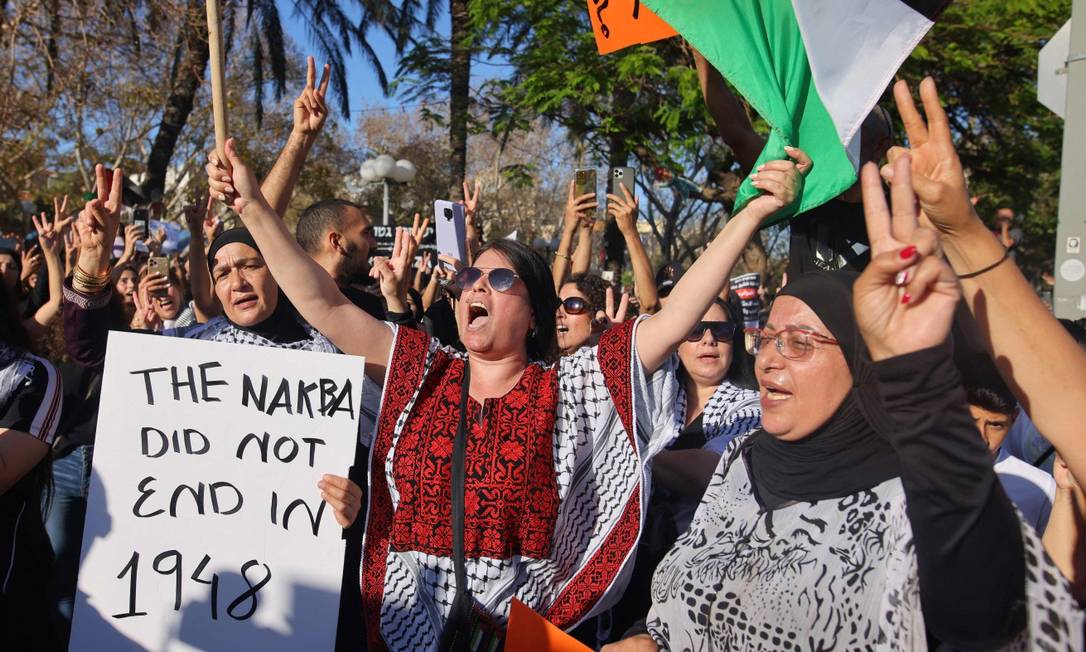 Árabes-israelenses protestam contra a ocupação dos territórios palestinos e os bombardeios de Israel sobre Gaza em Jaffa Foto: AHMAD GHARABLI / AFP 18-5-21
