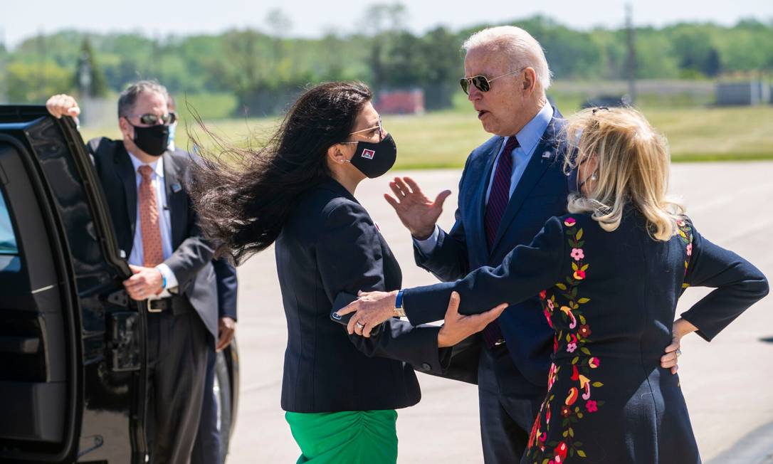 O presidente dos EUA Joe Biden conversando com as deputadas Rashida Tlaib, à esquerda, e Debbie Dingell, à direita Foto: Doug Mils / The New York Times