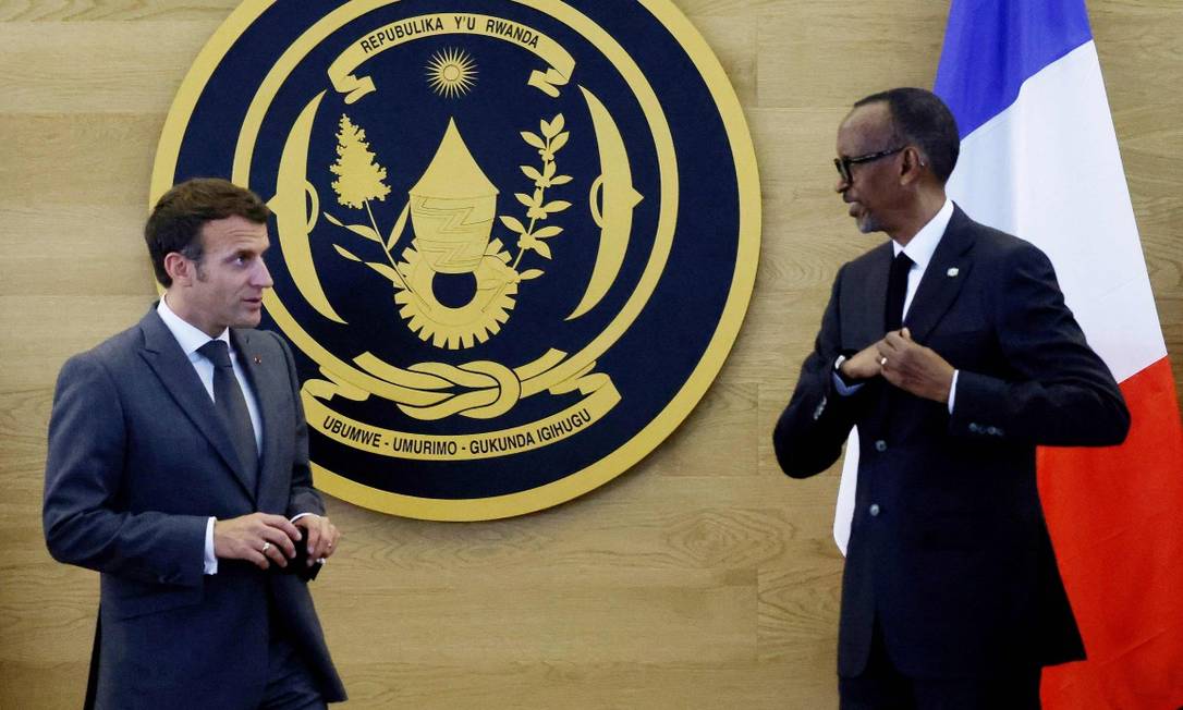 O presidente da França Emmanuel Macron, e o presidente de Ruanda, Paul Kagame, após uma entrevista coletiva no palácio presidencial de Kigali Foto: LUDOVIC MARIN / AFP