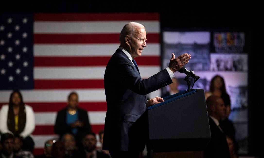 O presidente dos Estados Unidos, Joe Biden, discursa em Tulsa nesta terça-feira Foto: CARLOS BARRIA / REUTERS