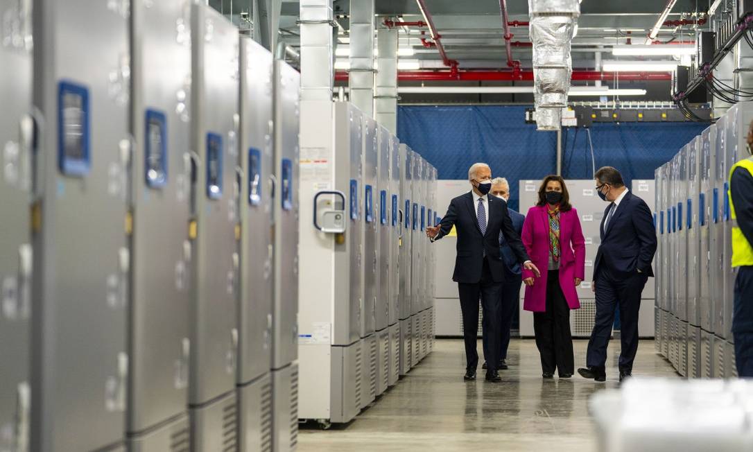 O presidente dos Estados Unidos, Joe Biden, visita uma fábrica da Pfizerr em Michigan no dia 19 de fevereiro Foto: DOUG MILLS / Agência O Globo