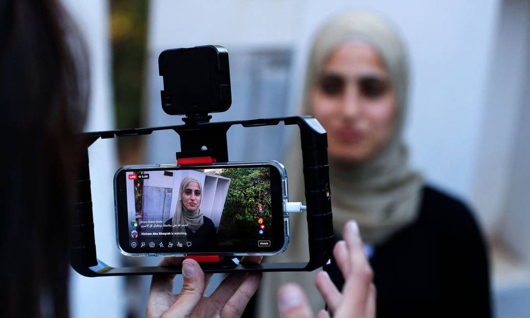 A influenciadora Mona Al Kurd e o gêmeo Mohamed usam redes sociais para publicizar a situação de palestinos em Sheikh Jarrah Foto: AHMAD GHARABLI / AFP