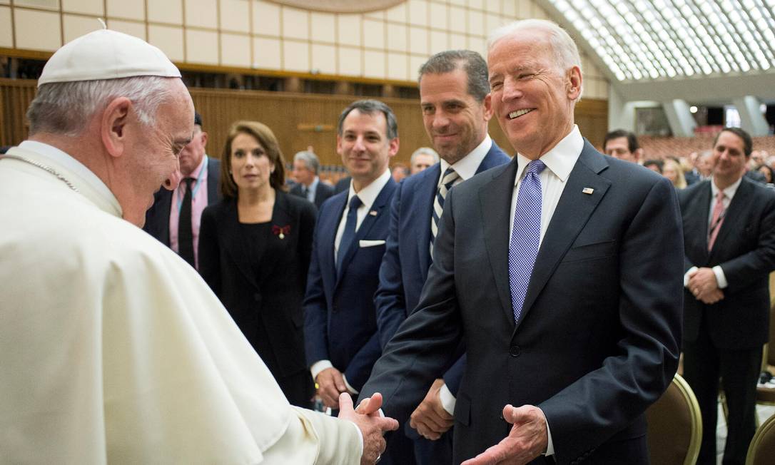 O Papa Francisco se encontrou com o então vice-presidente Joe Biden no Vaticano em 2016 Foto: Reuters/Vatican Media