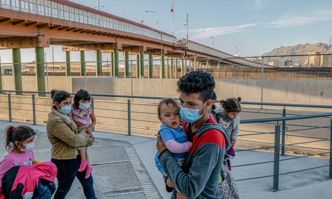 Migrantes que fogem da violência de gangues cruzam o Rio Grande em Ciudad Juarez, no México, em março, tentando pedir asilo Foto: Daniel Berehulak / The New York Times