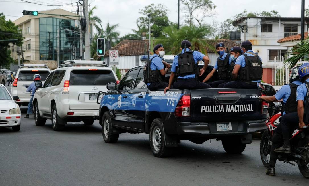 A polícia da Nicarágua, aliada de Daniel Ortega, em uma operação contra rivais do mandatário no dia 8 de junho Foto: CARLOS HERRERA / REUTERS