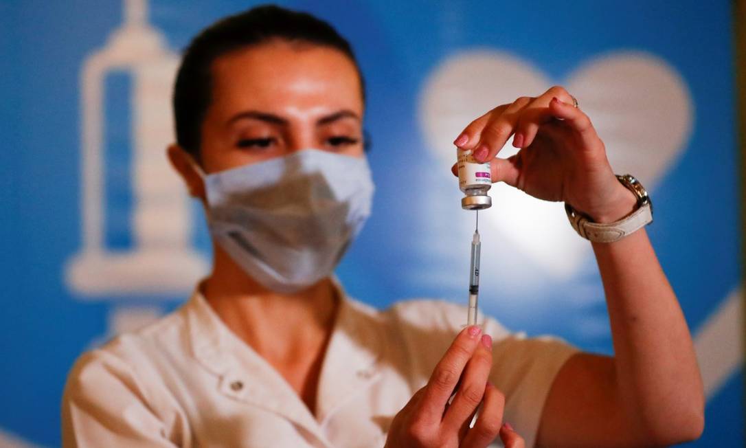 Uma profissional da saúde prepara uma dose de vacina contra a Covid em Buenos Aires Foto: AGUSTIN MARCARIAN / REUTERS