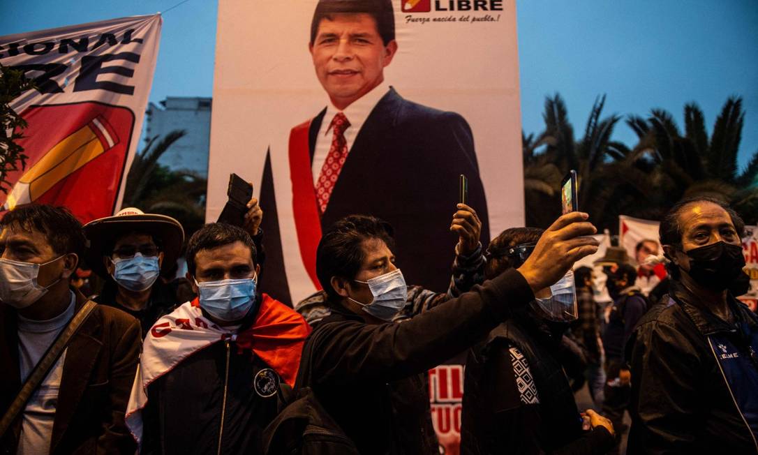 Apoiadores de Pedro Castillo, vencedor virtual das eleições peruanas, em protesto em Lima no último sábado Foto: ERNESTO BENAVIDES / AFP 19-6-21